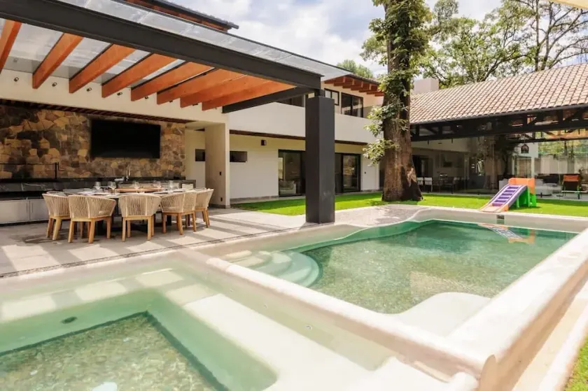 Increíble y amplia casa con jardín y alberca - Image 1