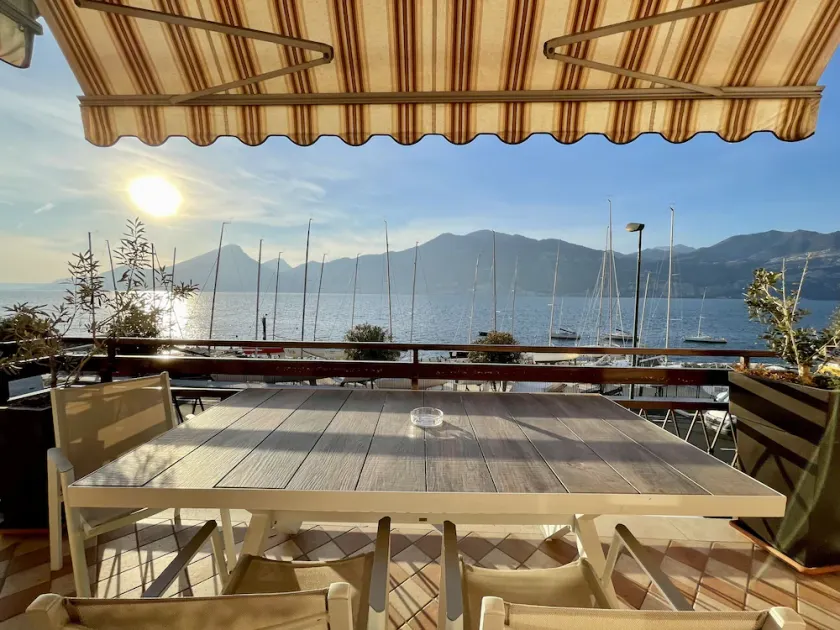 Large and bright apartment, parking and terrace overlooking the lake - Image 1