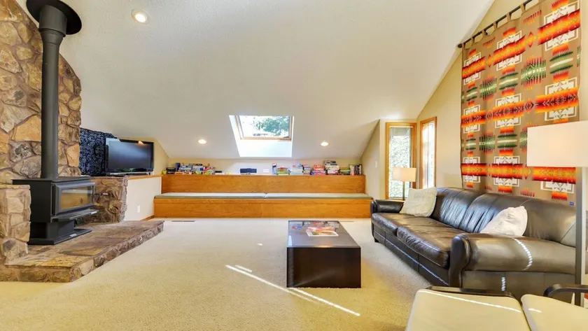 6 Klamath-Sunriver, Oregon: Hot Tub, BBQ, WiFi, SHARC Aquatics, Tubing Hill, Mt. Bachelor, Golf, Deschutes River, Tennis, Bike Paths - Image 1
