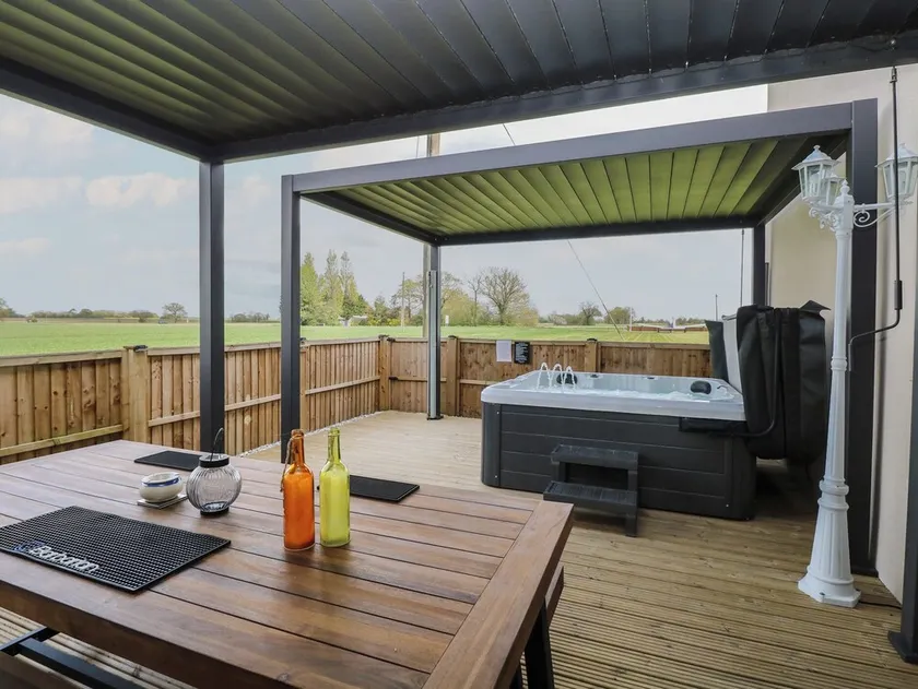 Casa rural con jardín y jacuzzi - Image 1