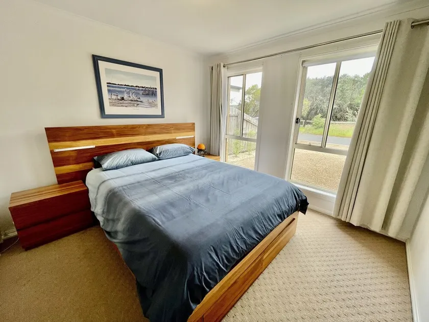 Idyllic 3 bedroom holiday accommodation, short walk to beach. - Image 1