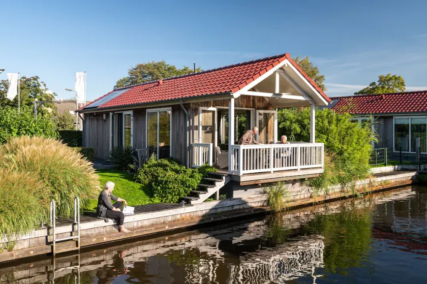 Stay in our cozy Meine 4 chalet with private jetty. - Image 1