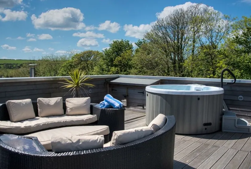 Fabulous property with extensive roof terrace, reached by a spiral staircase, affords panoramic view - Image 1