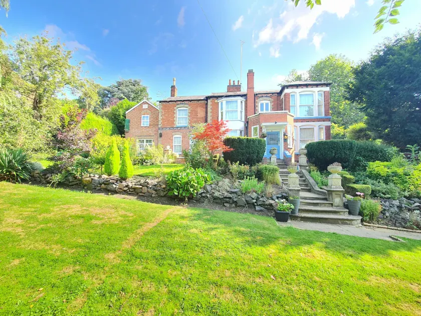 Detached Unique 8 Bedroom House Located in Leicester - Image 1