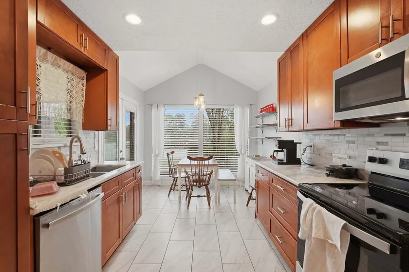 Serene Waterfront Haven Spacious 3BR in Newport - Image 1