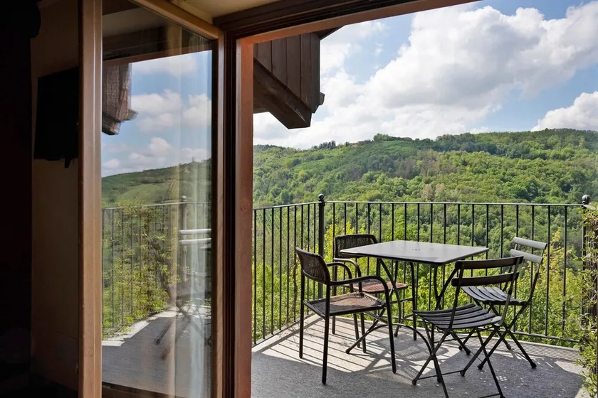 Ferienhaus 'La Corte di Langa Alloggio Ambra' mit Bergblick, Gemeinschaftspool und WLAN - Image 1