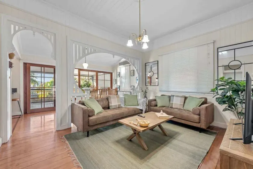 Comfy Character QLD’r ~ 3Bed House w/Parking - Image 1