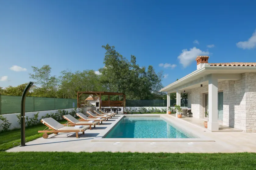 Family villa, large pool with shallow end, fully private with vegetable garden. - Image 1