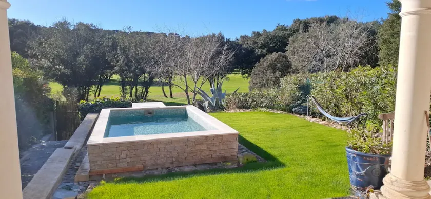 Quiet, facing the golf course, 5 minutes from the town center, very central - Image 1