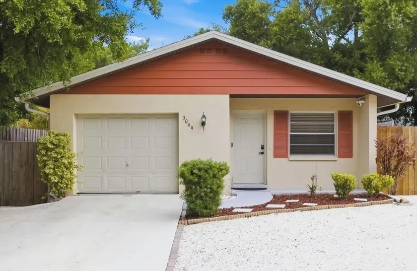 BAREFOOT BUNGALOW- 1O MINUTES TO SIESTA BEACH AND AMENITIES! PET FRIENDLY! - Image 1
