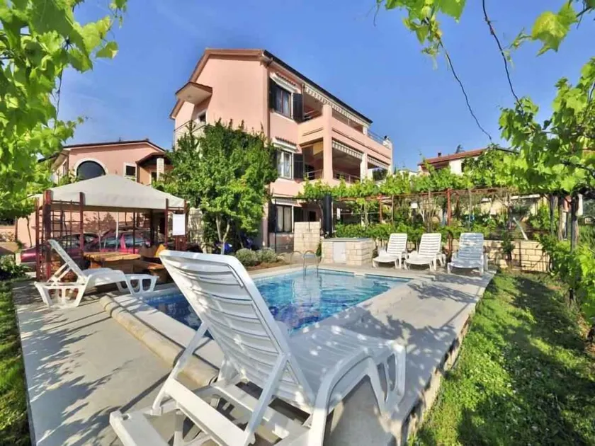 Studio with pool and air conditioning - Image 1