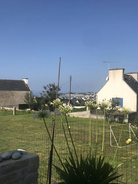 Dead-end house with sea view in Plouhinec, ideal for families. - Image 1