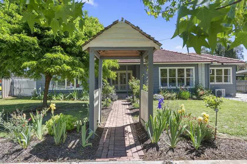 Stirling Croft Mansfield | Family Retreat for 10 Near Mt Buller | Pet-Friendly - Image 1