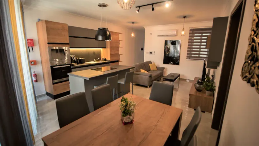 Modern 3 bedroom apartment centrally located - Image 1