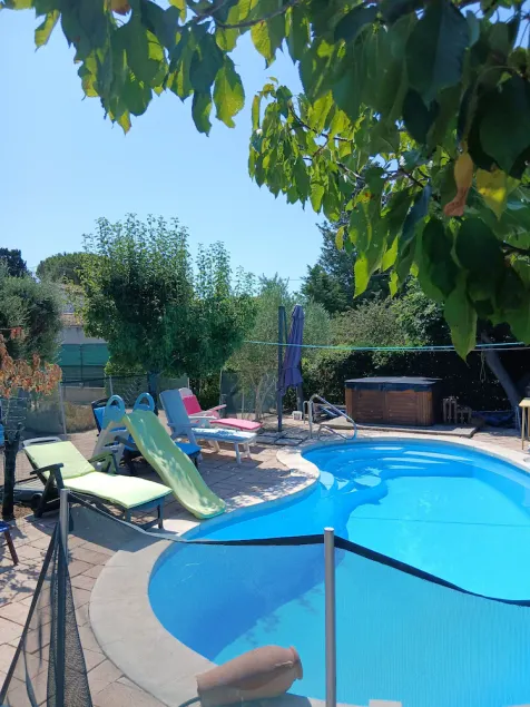 Provence: Single-Story Family Home—3 Rooms, Pool, Air Conditioning in 2 Bedrooms, 8 km from Avignon - Image 1