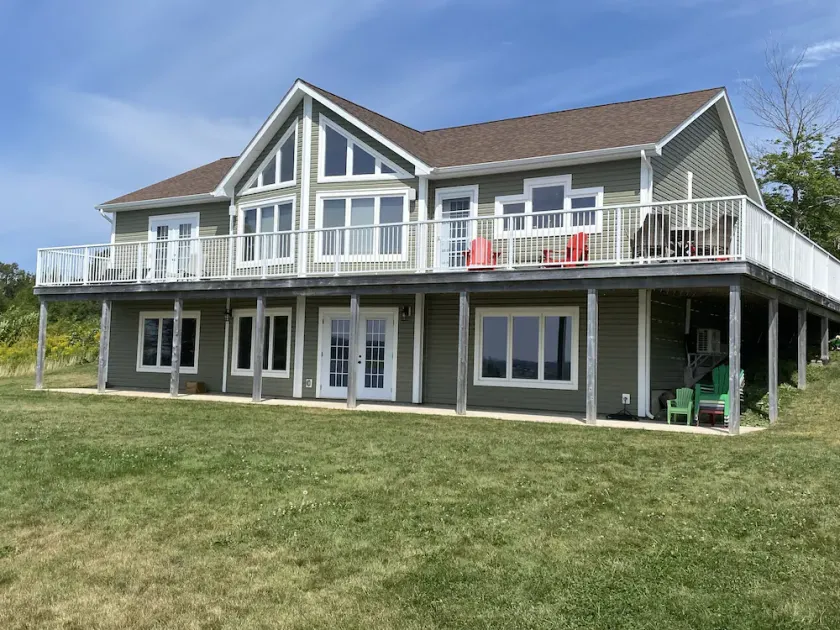 Belle nouvelle maison de 5 chambres avec front de mer avec plus de 3000 sq. Ft of Living Space! - Image 1