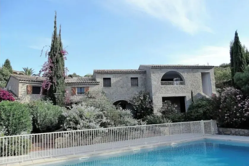 Maison Corse N°2 proche de la mer avec piscine. - Image 1