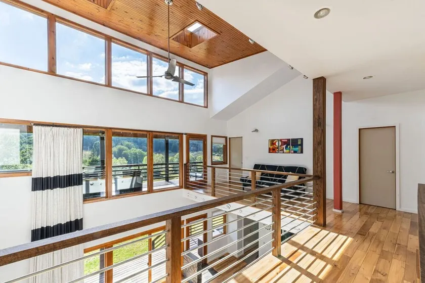 Spacious Modern Retreat | Sleek Style with Stunning View - Image 1