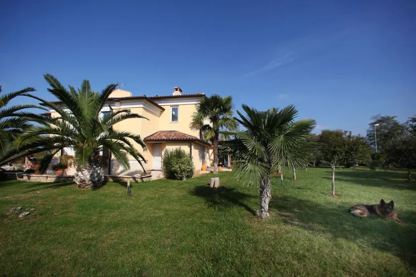 Villa de ensueño con gran piscina, a 800 metros del mar. - Image 1