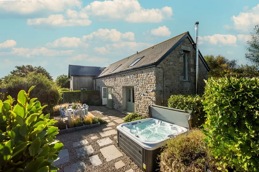 The Haybarn - Hot Tub - Free WiFi & Parking - Pets Welcome - Image 1
