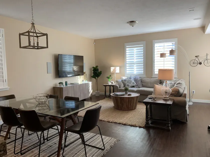 PRIME LOCATION- Home central to ski resorts, Hiking, Expo Center, shopping - Image 1