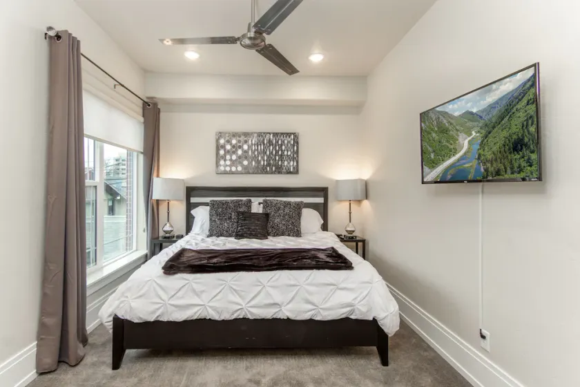 ★ Elite 1 Bedroom Suite ★ 400+Wi-Fi★King Bed★ BYU★ - Image 1