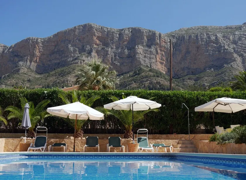 Bella casa con grande piscina in una posizione soleggiata - Image 1