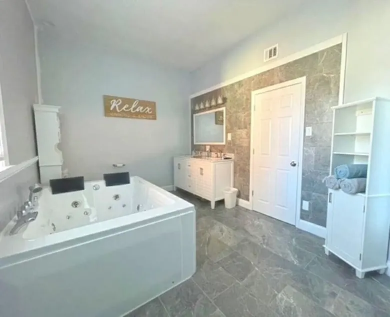 Luxury Spa Bathroom 2BR Walkable to Downtown - Image 1