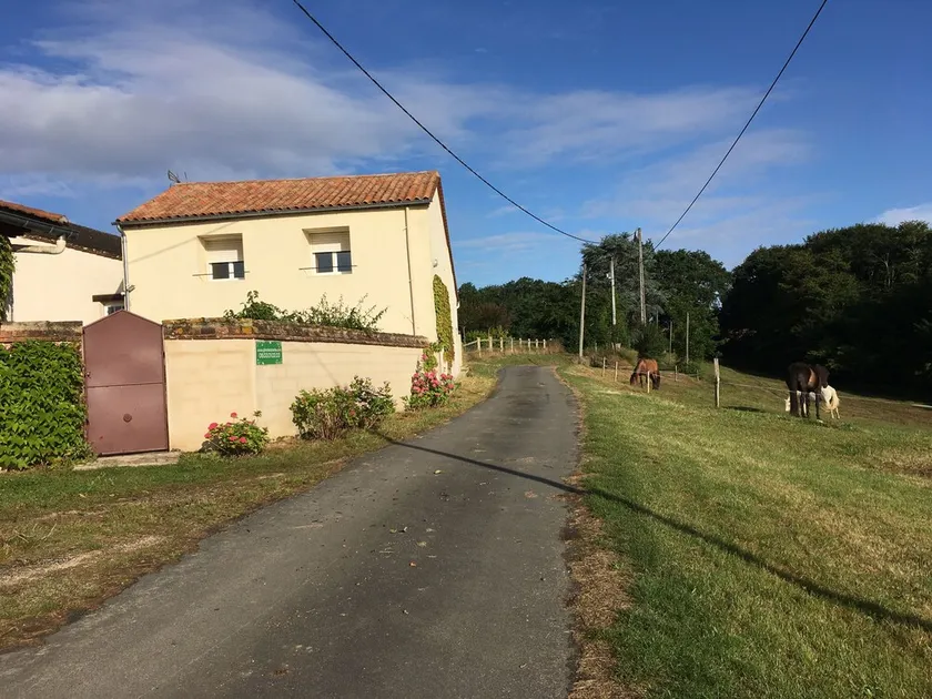 Country house in an enclosed garden of 8000m2 - Image 1