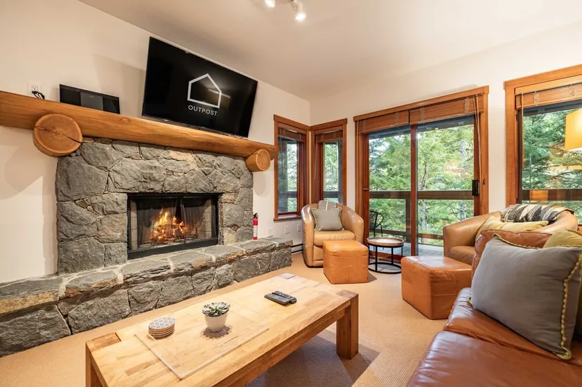 Creekside ski in ski out fully equipped townhome with communal pool and hot tub - Image 1