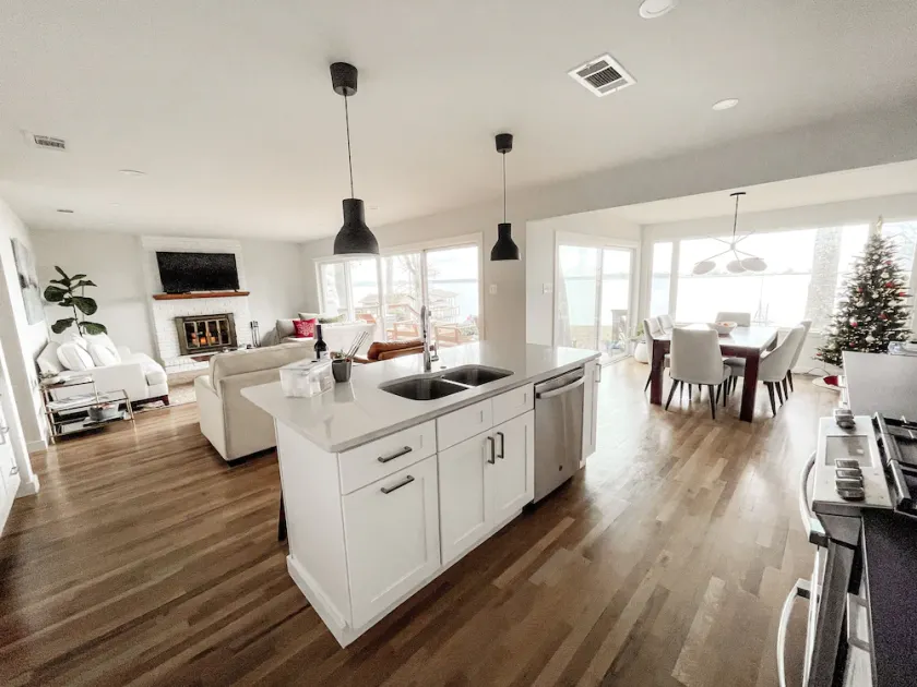 Escape to the Lake  - Waterfront bungalow w firepit & amazing views - Image 1
