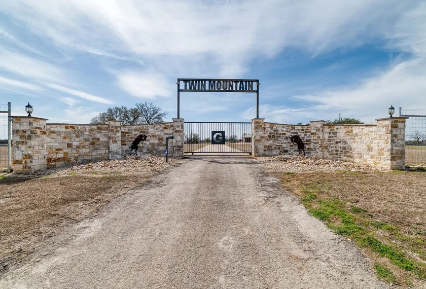 Private Ranch Getaway Near Lampasas 3BR Lodge Game Room Fishing Wildlife & Views - Image 1