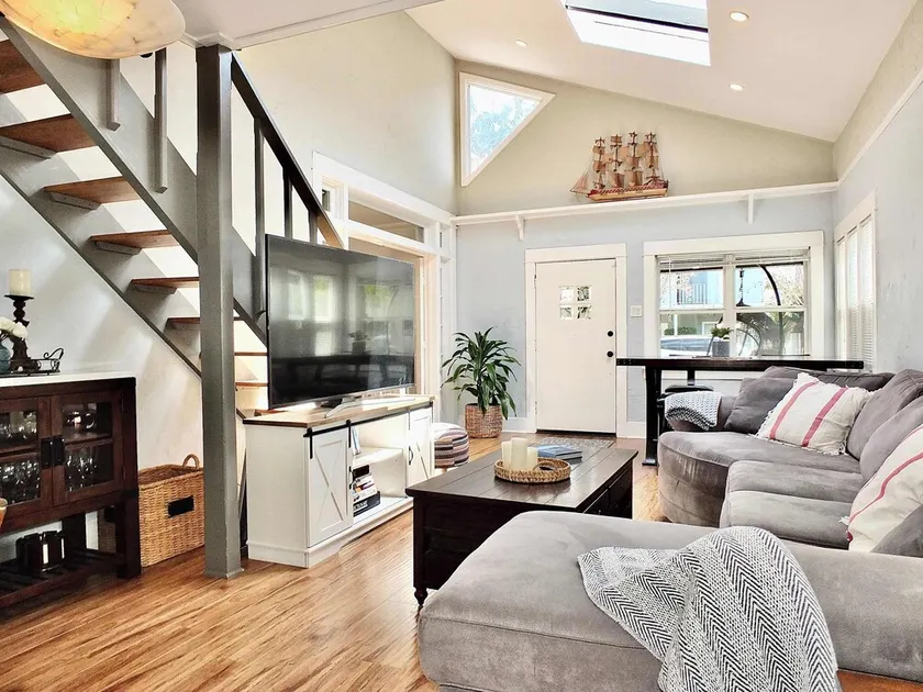 Park Avenue Beach Paradise - Chic & Secluded 4 BDR - Image 1