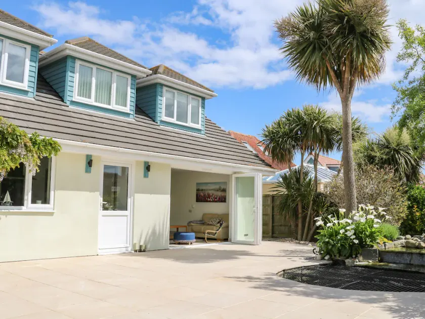 WHEATLANDS, pet friendly, country holiday cottage in Hayling Island - Image 1