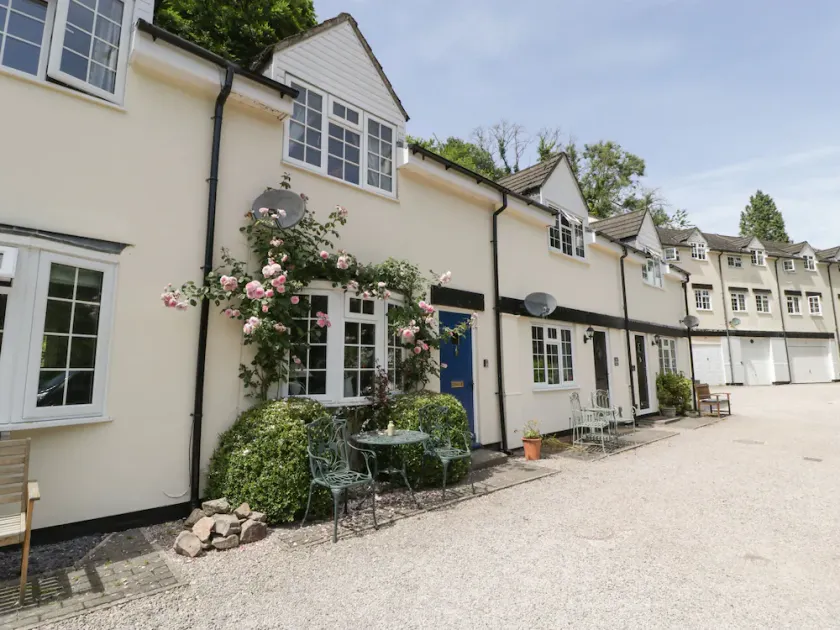 5 Wye Rapid Cottages - Image 1