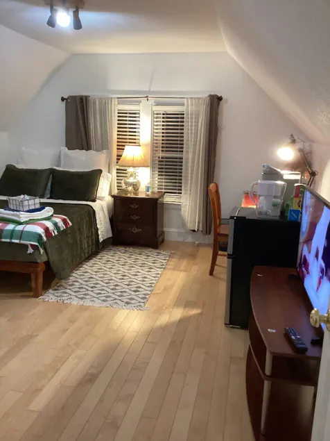 BOSTON-PRIVATE SUITE, WITH PRIVATE BATHROOM- WALK TO TRAIN & BUSES  - Image 1