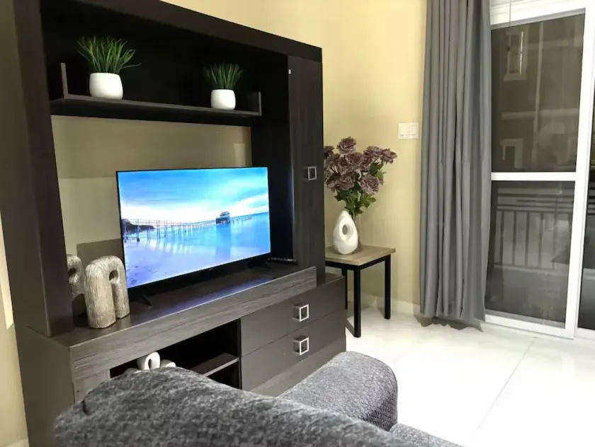 Stylish 1-Bed Condo with Views in Harloe - Image 1