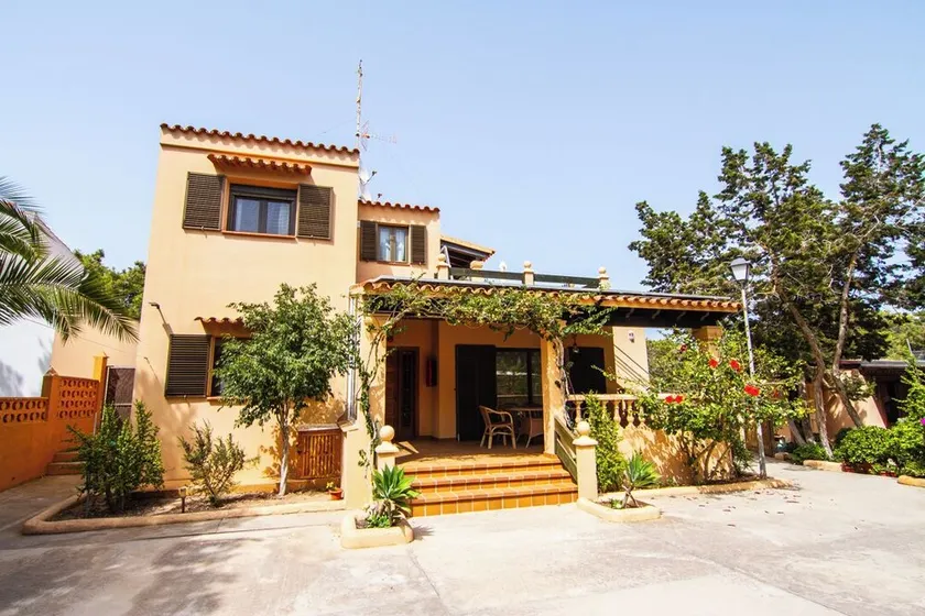 Casa Paco con Aire Acondicionado, Gran Patio con Jardín, Wifi y Tv por Cable - Image 1