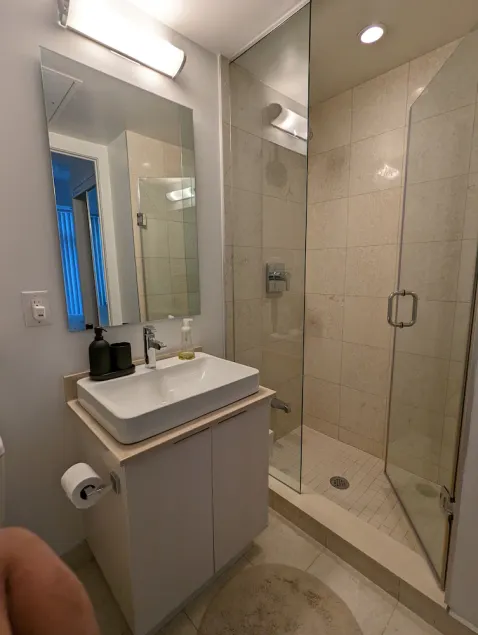 Cozy + Stylish Apartment in Heart of Downtown Toronto - Image 1