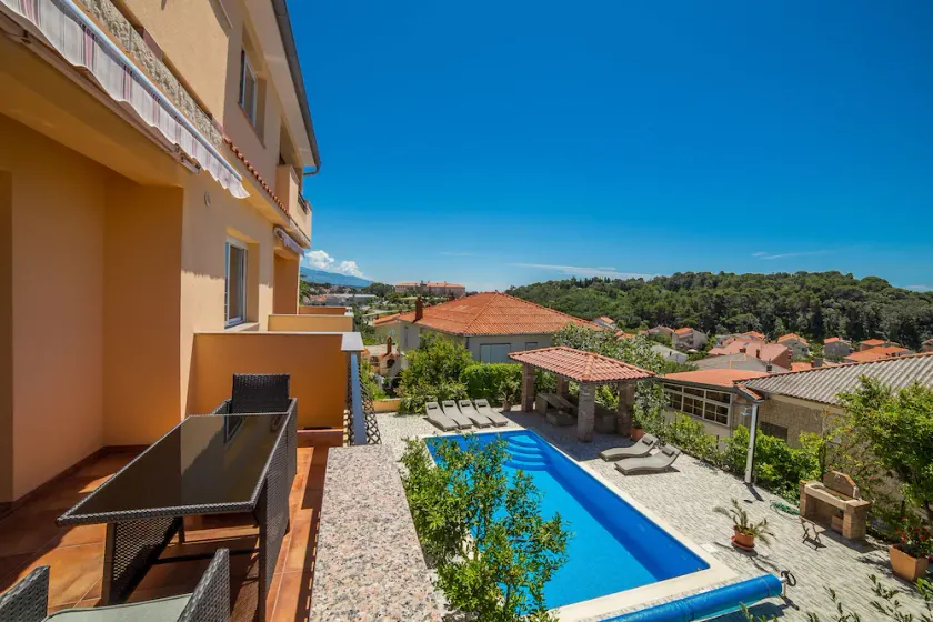 Nice and fresh two with sea views, large balcony and pool access. - Image 1