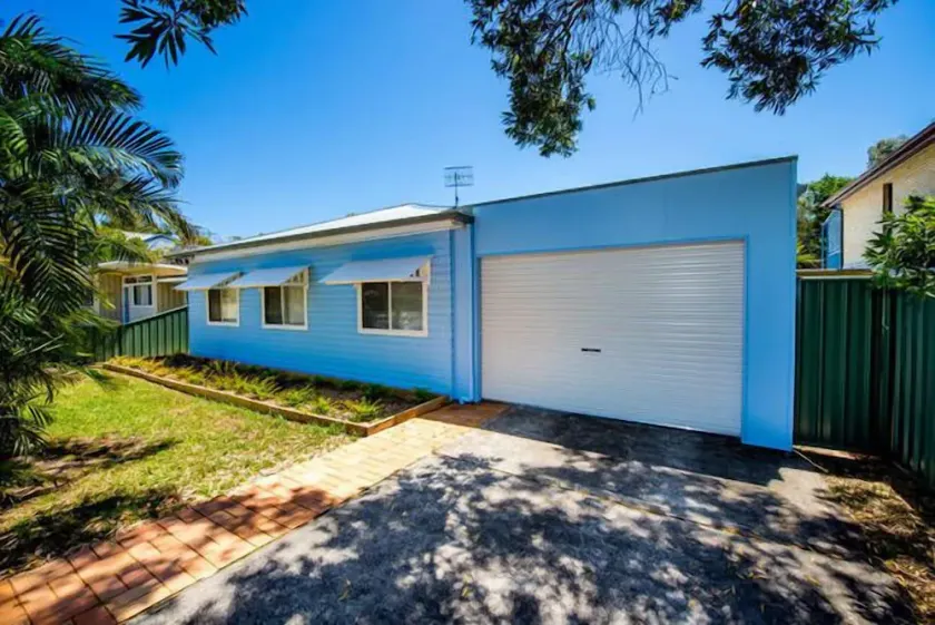 A beach house with colour! - Image 1