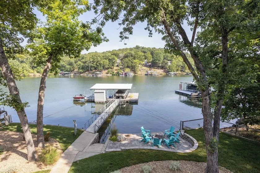 Lake House - Six Bedroom House, Sleeps 14 - Image 1