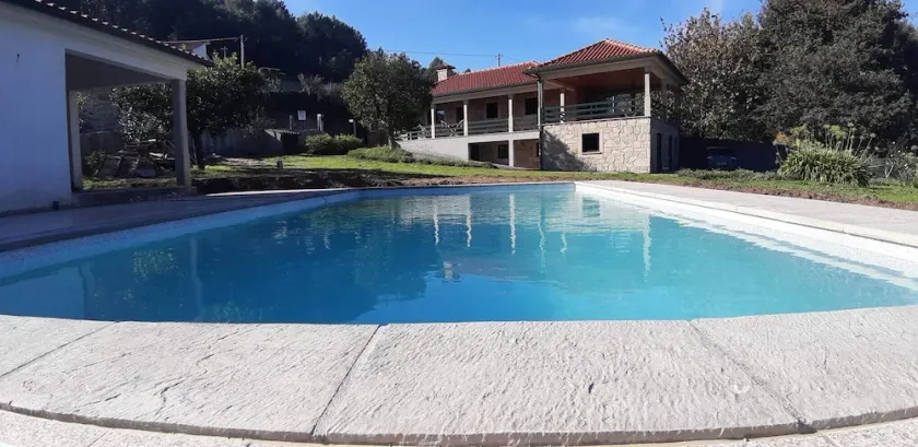 Typical house with swimming pool - Image 1