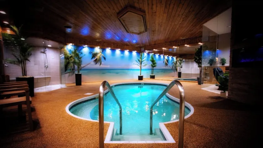 Sybaris Pool Suites Mequon - Image 1