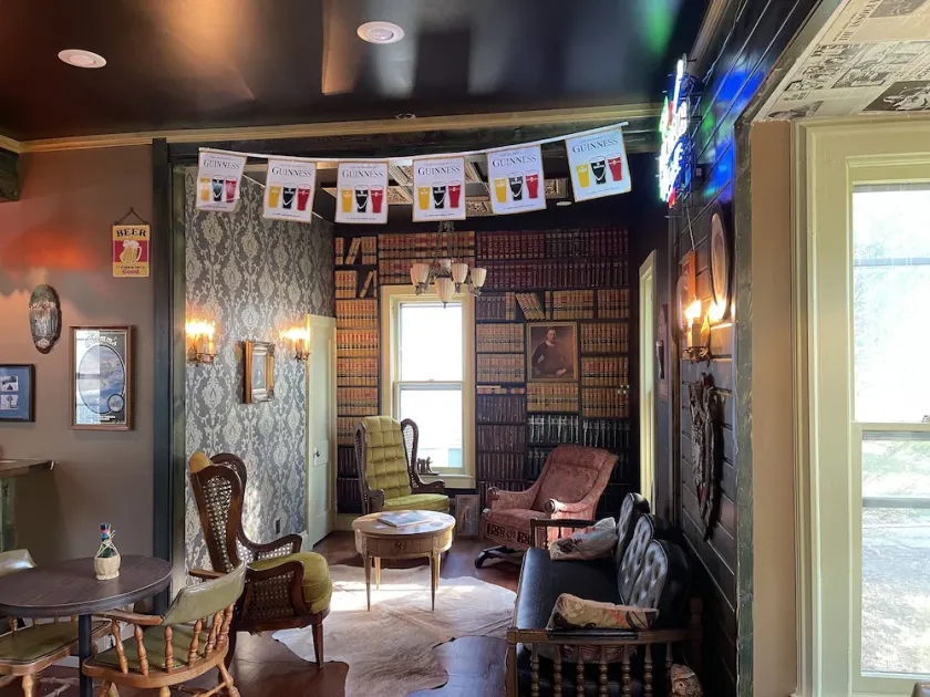 Irish Pub & Inn - Image 1