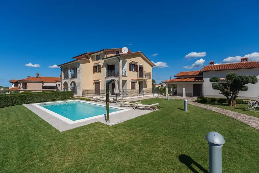 Pool, sun loungers, well-kept garden,family-friendly, barbecue, garden furniture - Image 1