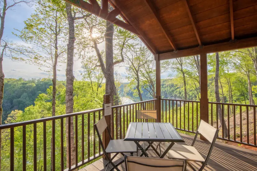 Lake View Adventure Cabin at Bear Bluff Retreat - Image 1