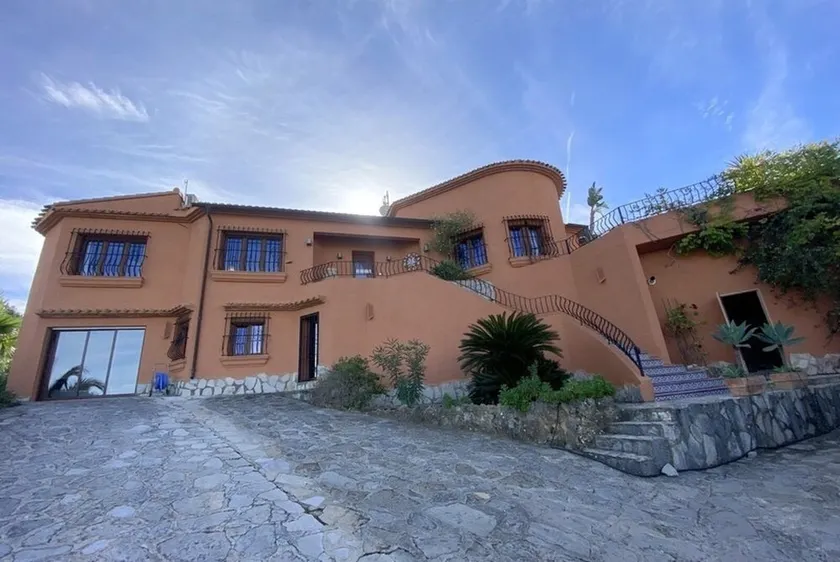 Pretty, luxurious villa with private pool and superb view - Image 1