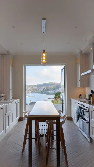 Beautifully appointed waterfront 4 bedroom house with private access to Woods - Image 1