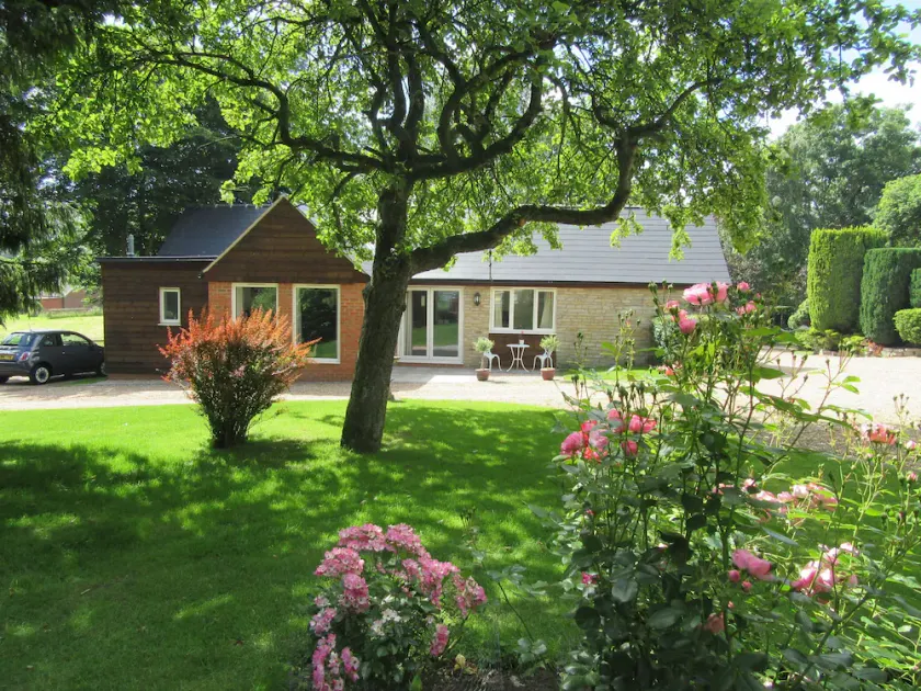 Canalside cottage situated on edge of Wilmcote village - Image 1